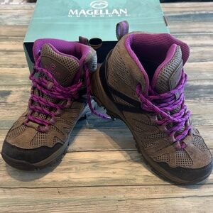 Girls Magellan Hiking Boots (Sz: 2)
